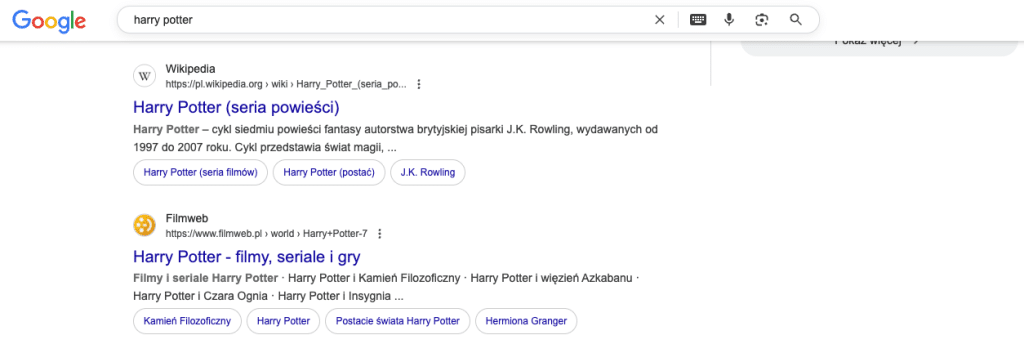 Strona wyników wyszukiwania Google dla hasła "harry potter" pokazująca linki Wikipedii i Filmwebu dotyczące serii książek i filmów, z fragmentami tekstu i powiązanymi tagami.