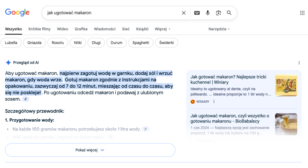 Strona wyników wyszukiwania Google dla hasła "jak ugotować makaron" pokazująca instrukcje krok po kroku w języku polskim, jak ugotować makaron, w tym gotowanie wody, dodawanie soli i makaronu oraz gotowanie przez 7-12 minut.