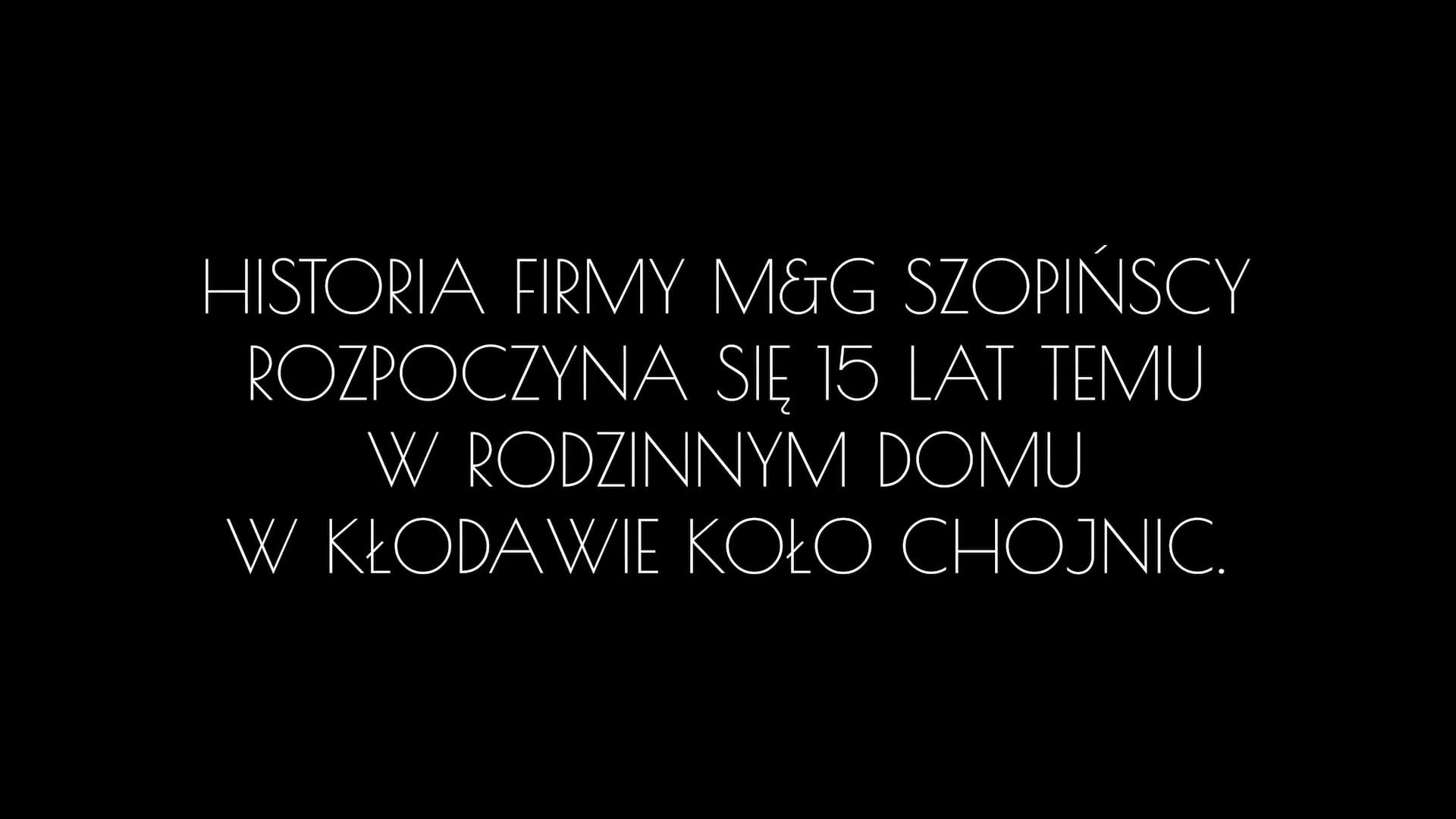 Biały polski tekst na czarnym tle opisuje założenie firmy M&G Szopińscy 15 lat temu w rodzinnym domu w Kłodawie koło Chojnic.