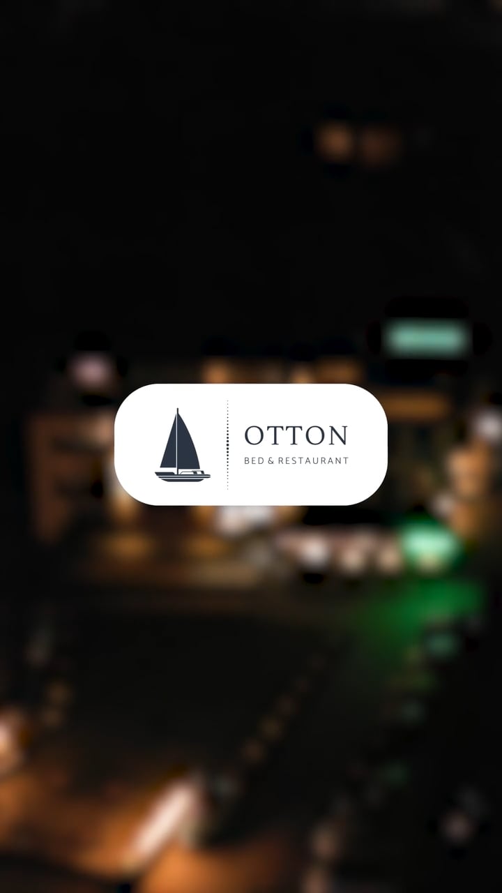 Rozmyty nocny widok z wyśrodkowanym logo Otton Bed & Restaurant z ikoną żaglówki.