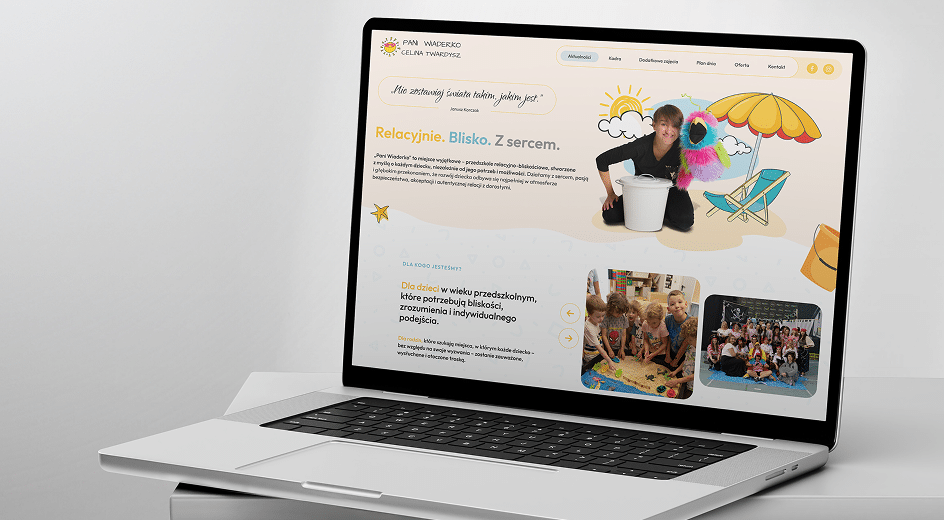 Laptop wyświetla stronę internetową z nagłówkiem, zdjęciem kobiety z lalkami, ilustrowaną sceną na plaży i grupowymi zdjęciami dzieci zaangażowanych w zajęcia.