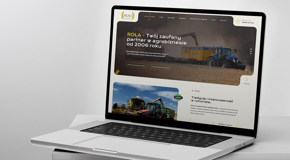 Laptop wyświetla polską stronę internetową poświęconą agrobiznesowi, zawierającą zdjęcia maszyn rolniczych na polach oraz informacje o usługach świadczonych od 2006 roku.